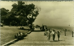 ISLE OF WIGHT - PRINCES GREEN AND PROMENADE - COWES - 1950s (BG5666) - Cowes