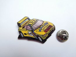 Superbe Pin's En EGF , Auto Peugeot 405 , Carburant ESSO , Pneu Michelin , Rallye Paris Dakar 1990 , Signé Démons & Mer. - Peugeot