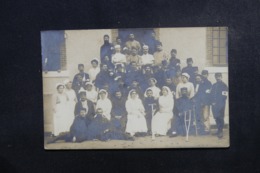 MILITARIA - Carte Postale Photo - Groupe De Blessés Et D’infirmiers / Infirmières Dans Une Cour D'hôpital - L 46601 - War 1914-18