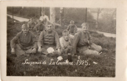 CPA 2837 - MILITARIA - Carte Photo Militaire - Un Groupe De Soldats - Souvenir De LA COURTINE - Personaggi