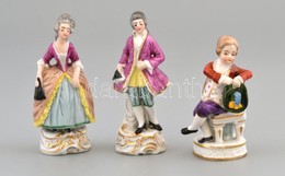 Rokoko Ruhás Porcelán Figurák, 3 Db, Kézzel Festett, Jelzett, Kopottak, 7 Cm és 8,5 Cm Közötti Méretben - Other & Unclassified