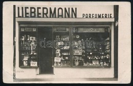 Cca 1915 Kolozsvár (Erdély), A Liebermann Parfüméria Kirakata, Fotó, Sarkain Törésnyom, 9×14 Cm - Otros & Sin Clasificación