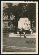 1942 Nagyvárad, A Szacsvay-szobor Nemzeti Színű Szalagos Koszorúkkal, Hátoldalon Feliratozva, 8×6 Cm - Other & Unclassified