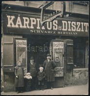 Cca 1900 Schvarcz Bertalan Kárpitos és Díszítő üzlete, Körbevágott Keményhátú Fotó, 8,5×8 Cm - Other & Unclassified