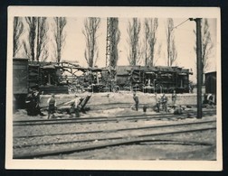 Cca 1920-1940 Vasúti Szerencsétlenség, Felborult Vonattal, Munkásokkal, Fotó, 4x6 Cm. - Sonstige & Ohne Zuordnung