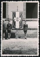Cca 1935 Leventék Díszőrsége Az Angyalos Címerrel Ellátott Nemzeti Zászló Előtt, Fotó, 8,5×6 Cm - Sonstige & Ohne Zuordnung