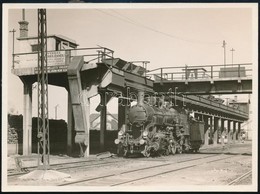 Cca 1940-1950 Régi Mozdony Teherpályaudvar Szénberakodó Részén, Fotó, 12×16 Cm / Locomotive - Other & Unclassified