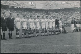 1955 Róma, A Honvéd-Milan Mérkőzése, Sajtófotó A Képes Sport Archívumából, Hátoldalon Feliratozott Fotó, Felületén Törés - Otros & Sin Clasificación