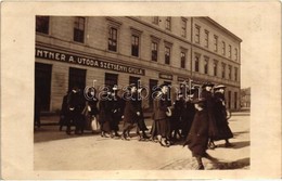 * T2 1917 Kassa, Kosice; Szétsényi Gyula és Goldfinger Samu üzlete, Diáklányok / Shops, Girl Students, Photo - Otros & Sin Clasificación