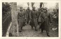 * T2 1938 Léva, Levice; Bevonulás, Katonák A Temetőben / Entry Of The Hungarian Troops, Soldiers In The Cemetery. Foto R - Sonstige & Ohne Zuordnung