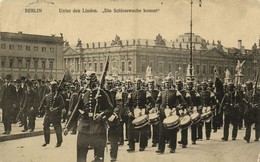 * T3 Berlin, Unter Den Linden, Die Schlosswache Kommt / Parade Of The Castle Guards (wet Corners) - Ohne Zuordnung