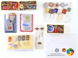 Kis Doboznyi Jugoszláv Jelvény és Kitűző Tétel T:vegyes
Small Box Of Yugoslavian Badges And Pins C:mix - Ohne Zuordnung