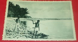 CARTE POSTALE OCEANIE:CAROLINES, DRESSES SUR LE RECIF DE CORAIL CES PETITS CANAQUES GUETTENT LE POISSON,  ETAT VOIR PHOT - Micronesia