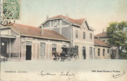 CARTE POSTALE ORIGINALE ANCIENNE COULEUR : VERDUN LA GARE UNE DILIGENCE EN ATTENTE POUR CORRESPONDANCE ANIMEE MEUSE (55) - Stations - Zonder Treinen