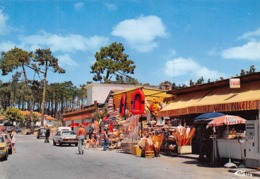 CARCANS-MAUBUISSON - La Rue Principale - Ses Magasins - Automobile - Distributeur De Boissons - Glacier - Carcans