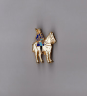 Pin's Police / Gendarmerie - Garde Républicaine à Cheval (version Cheval Blanc Zamac Signé Ballard) Hauteur: 4 Cm - Police