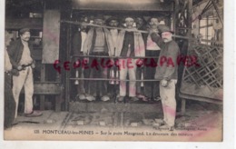 71 - MONTCEAU LES MINES- SUR LE PUITS MAUGRAND  LA DESCENTE DES MINEURS - Montceau Les Mines
