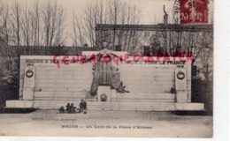71 - MACON -  UN COIN DE LA PLACE D' ARMES - MONUMENT AUX MORTS - Macon