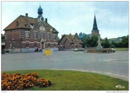 Carte Postale 59. Marcoing La Marie Et Le Monument Aux Morts  Place Du Général De Gaulle Renault 4L - Marcoing