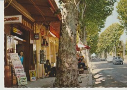 C. P. - PHOTO - LUYNES - L'AVENUE PRINCIPALE - 13-001-83 - JOURNAUX - ANIMÉE - VOITURES - Luynes