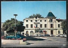 Cpm 6920476 Saint Priest La Mairie Et La Place , Renault 4l, - Saint Priest