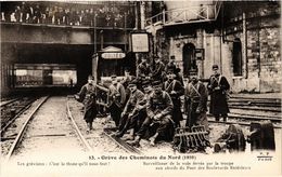 CPA Greve Des Cheminots Du Nord PARIS (10e) Surveillance De La Voie (199954) - Grèves