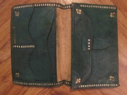 POCHETTE PORTE FEUILLE AYANT SERVI DE TABATIERE COULEUR VERTE USEE OR 22 CARATS - Tabatières Et Pots