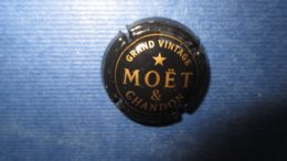 CAPSULE CHAMPAGNE MOET ET CHANDON. Grand Vintage. Noir Et Or - Moet Et Chandon