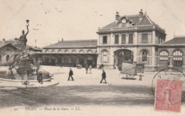 Carte Postale Ancienne De L'Allier - Vichy - Place De La Gare - Vichy