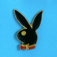 1 PIN'S //    ** LOGO / PLAYBOY / LAPIN COQUIN AU NŒUD PAPILLON ** - Pin-ups