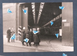 Brussel Photo 1960 Nationale Staking Gréve Nationale Tramway Tram Depot Avec Police Met Politie - Nahverkehr, Oberirdisch