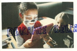 Delcampe - Enfants Qui Se Griment. Photo Editions Est-Ouest - Sonstige & Ohne Zuordnung