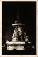 CPA PARIS 10e - La Statue De La Republique Illuminee (254328) - Statues