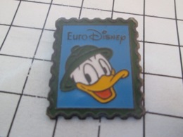 1019 Pin's Pins : BEAU ET RARE : Thème POSTES / TIMBRE POSTE DONALD DISNEY CASQUE EXPLORATEUR COLONIALISTE J - Postes