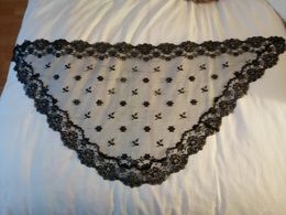 ETOLE EN DENTELLE ANCIENNE NOIRE - Spitzen Und Stoffe