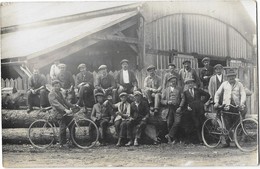 Carte Photo Groupe D'ouvriers Devant Un Hangar Gros Plan Scierie ? - To Identify