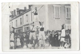 Carte Photo Groupe De Gymnastes Dans Une Rue Café De La Renaissance Animation - Zu Identifizieren