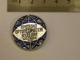 USSR 1970 MOSCOW EXHIBITION OF PROSTHETIC ORTHOPEDIC PRODUCTS BADGE 37 - Geneeskunde