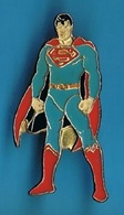 PIN'S //   ** CLARK JOSEPH KENT / NÉ  KAL-EL / SUPERMAN ** . H 4 Cm X 2 Cm - BD