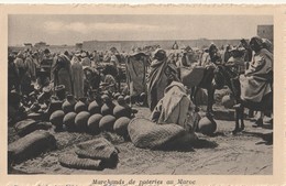 Carte Postale. Maroc. Marchands De Poteries. Grande Animation. - Marchands