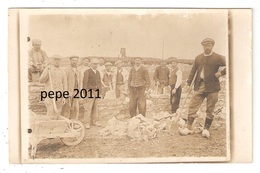 CARTE PHOTO Métiers - Maçons - Construction D'un Mur - Train Wagons En Arrière Plan - Beau Plan - Sonstige & Ohne Zuordnung