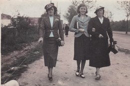 MILITARIA . Carte -Photo . Groupe De 3 Femmes Dont 1 Avec Uniforme Militaire Anglais (non Datée, Non Située) - War 1939-45