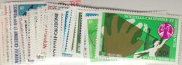 ** NELLE CALEDONIE - POSTE AERIENNE - ** - N°135/168 - Années 1973/75 - TB - Vide