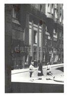 Rév Miklós (1906-1998): Élet A Budapesti Utcán, Feliratozott, Fotó Paszpartuban, 22×15 Cm - Sonstige & Ohne Zuordnung