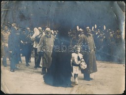 1916 Bécs, Ferenc József Temetése. Károly, Zita, Ottó Trónörökös. Fotó Hajtásnyommal 24x18 Cm - Sonstige & Ohne Zuordnung