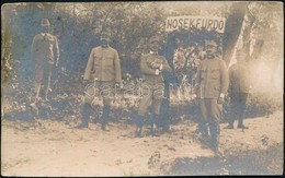 Cca 1910 Katonák A Buziáshoz Tartozó Nosekfürdő (Erdély) Bejáratánál, Kartonra Ragasztott Fotó, 9×14 Cm - Sonstige & Ohne Zuordnung