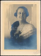 Cca 1920-1930 Elegáns Hölgy Műtermi Portréja, Kartonra Ragasztott, Aláírt Fotó, 22,5×16 Cm - Other & Unclassified