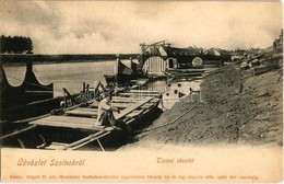 T2 1905 Szolnok, Tisza Part, Halászbárkák, Lakóuszályok. Kiadja Szigeti H. Udvari Fényképész - Unclassified