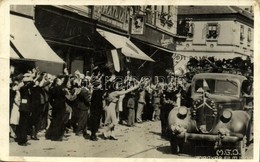 * T3 1940 Nagyvárad, Oradea; Bevonulás, éljenző Tömeg / Entry Of The Hungarian Troops, Cheering Crowd (gyűrődés / Crease - Unclassified
