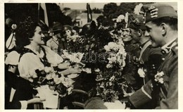 T2 1938 Ipolyság, Sahy; 'A Felvidék Felszabadulásának Első örömünnepe' Bevonulás, Honleányok Virágokkal Várják A Honvéde - Other & Unclassified